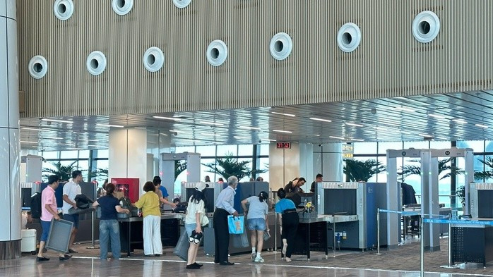 Hành khách kiểm tra an ninh ở sân bay Tân Sơn Nhất