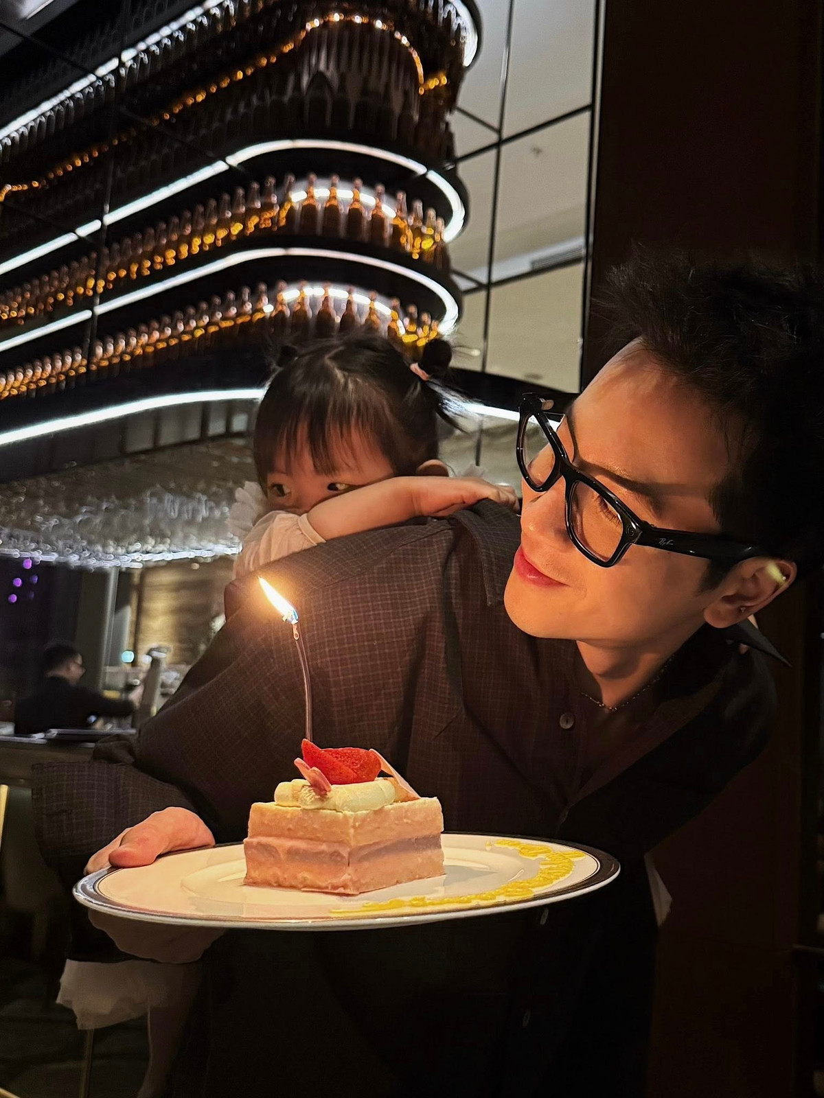 Dịp sinh nhật, Phí Ngọc Hưng nhắn nhủ con gái thứ hai: "Chúc Boni luôn lém lỉnh, tươi cười và thật hạnh phúc nhé! Yêu con". Trương Mỹ Nhân bày tỏ: "Mẹ chưa ngắm em đủ mà em đã 2 tuổi rồi. Một ngày ý nghĩa của mẹ". Ảnh: FB Phí Ngọc Hưng.