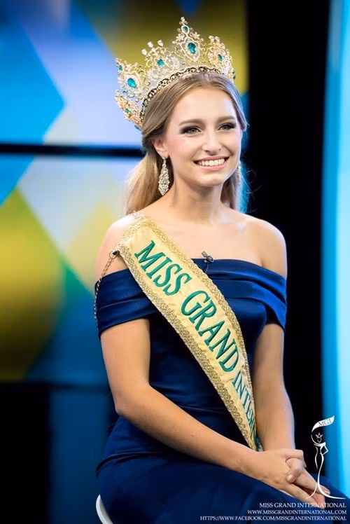 Trước Rachel Gupta, ông Nawat từng tước vương miện Hoa hậu Hòa bình Quốc tế 2015 của Claire Elizabeth Parker sau khi cô trở thành thí sinh của Miss Universe Australia 2019 - Hoa hậu Hoàn vũ Úc 2019. Ảnh: Saostar.