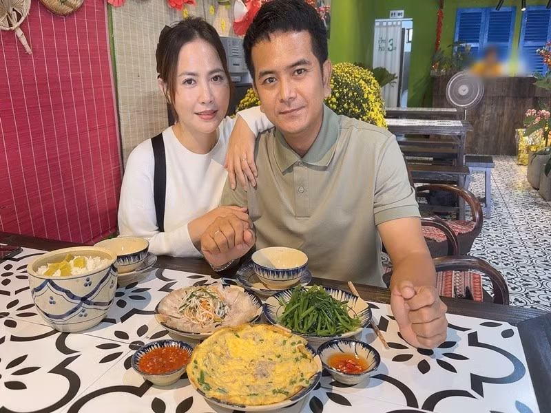 Lương Thế Thành để lại dòng nhắn: “Chuyến này có Thuận con luôn là vừa”, trong khi Kha Ly trêu: “Kiếm thêm cục vàng nhỏ nha anh”.