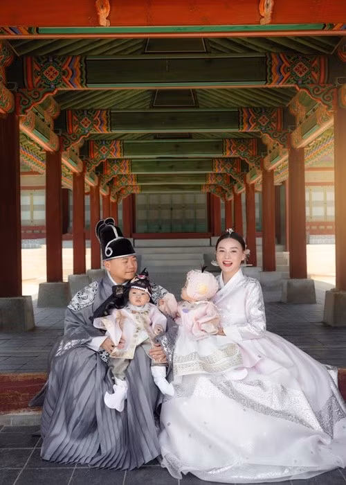 Cặp song sinh Jimmy và Jenny của Phương Oanh - Shark Bình ngày càng đáng yêu.