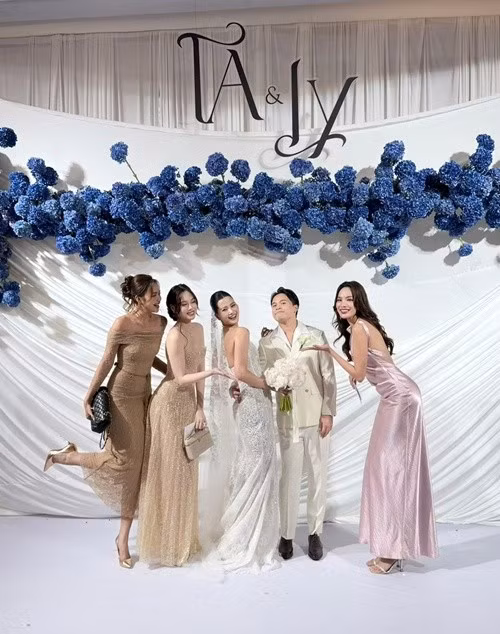 "Tiếp tục chuyên mục mừng cưới cô tư. Chúc cô gái hạnh phúc, viên mãn", Ngọc Châu nhắn nhủ Hương Ly. Ảnh: FB Ngọc Châu.