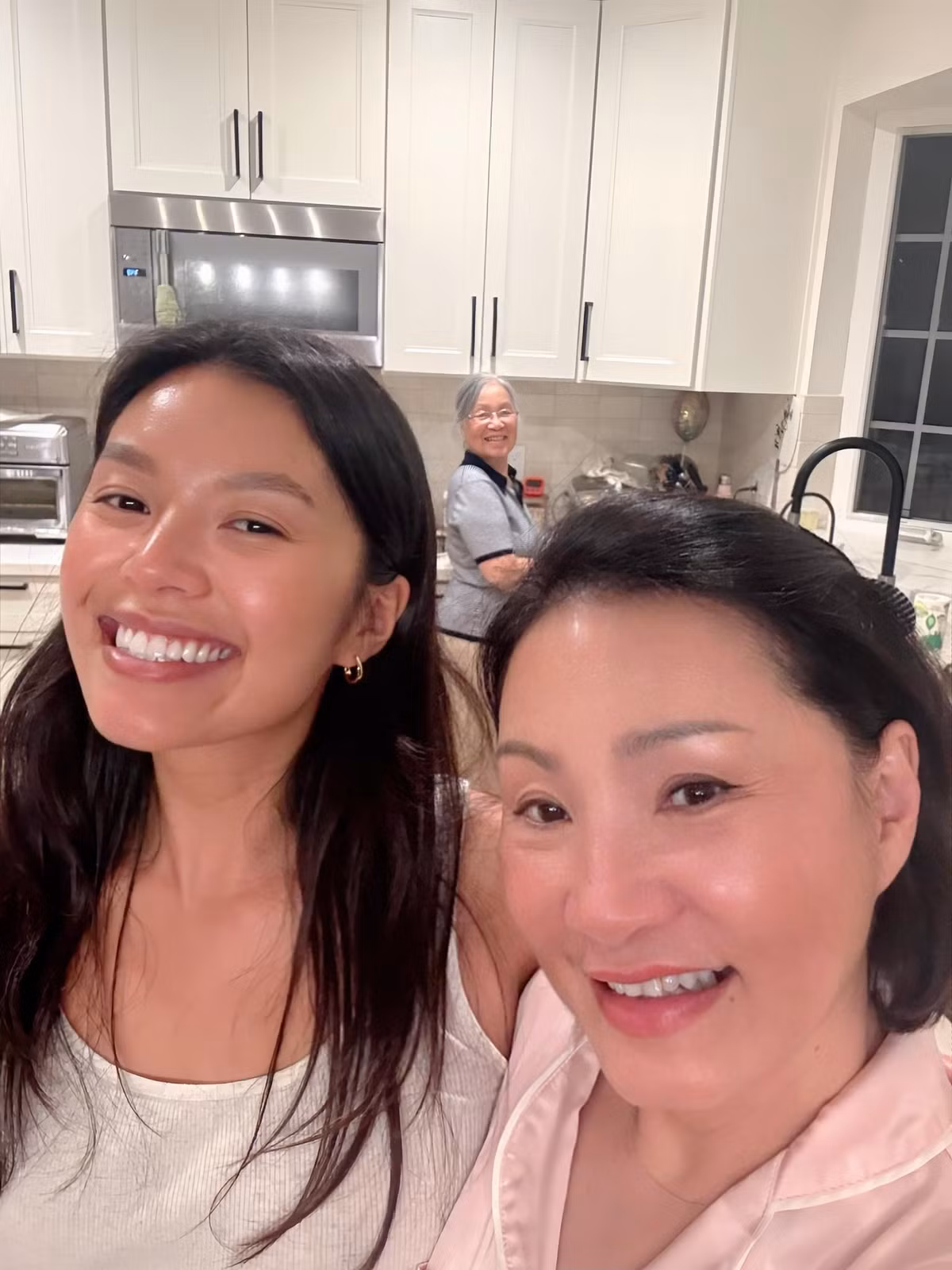 Trên trang cá nhân, Hồng Đào khoe hình ảnh bên con gái Vicky Phương Vân. Nữ diễn viên dành lời chúc mừng sinh nhật cho ái nữ.