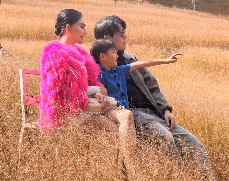 Trong loạt ảnh đăng tải, Lâm Khánh Chi và Bá Thành thoải mái tương tác. Ánh mắt và nụ cười của cả hai cho thấy sự thân thiết.