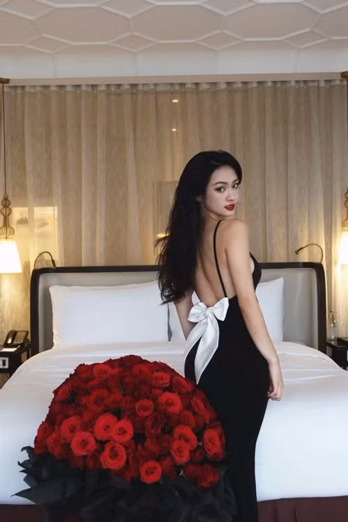 Trong thiết kế màu đen hở lưng với chiếc nơ bản lớn phía sau, Vũ Thúy Quỳnh khoe đường cong một cách chừng mực. Kiểu váy đòi hỏi vóc dáng chuẩn và sự tự tin. Ở Vũ Thúy Quỳnh, sự tự tin đó đến tự nhiên, không gồng mình.