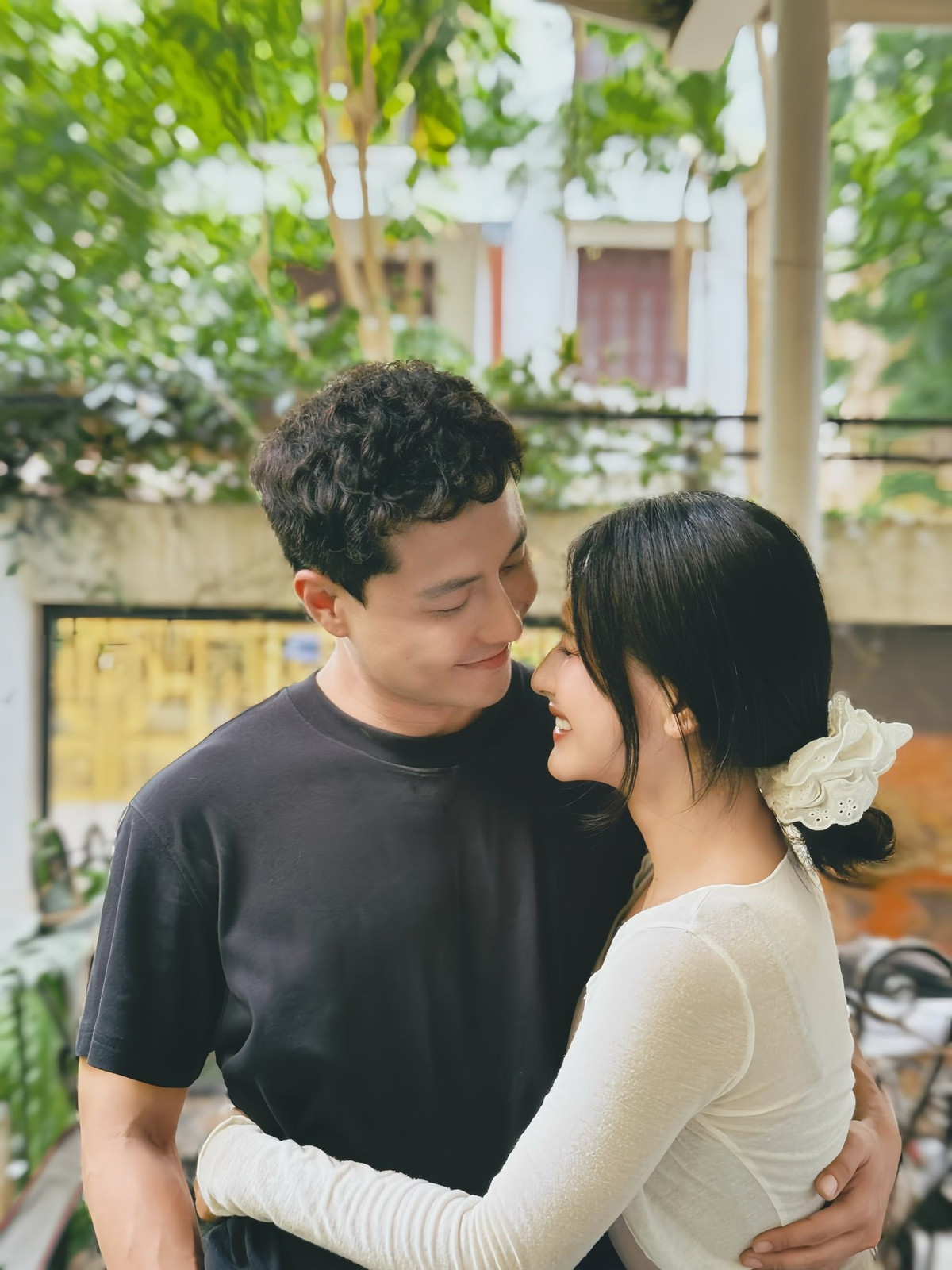 Đăng ảnh chụp cùng Thanh Sơn khi quay phim, Yến My viết: “Chúng tớ đã đồng hành cùng nhau qua những giai đoạn nhiều thử thách và đến nay vẫn tiếp tục sẻ chia ngọt bùi”. Ảnh: FB Yến My.