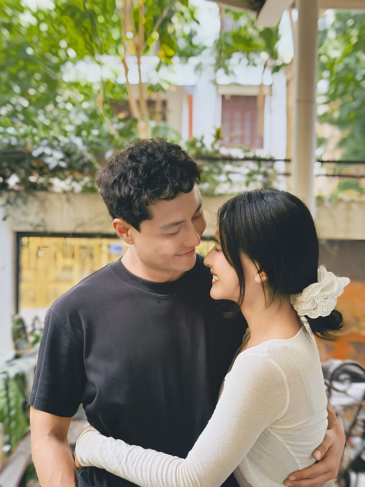 Đăng ảnh chụp cùng Thanh Sơn khi quay phim, Yến My viết: “Chúng tớ đã đồng hành cùng nhau qua những giai đoạn nhiều thử thách và đến nay vẫn tiếp tục sẻ chia ngọt bùi”. Ảnh: FB Yến My.