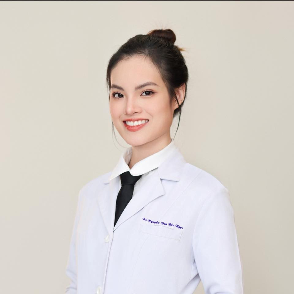 Sunny Đan Ngọc tốt nghiệp ngành Bác sĩ Răng Hàm Mặt tại Đại học Quốc tế Hồng Bàng năm 2024. Trước đó, năm 2022, cô hoàn thành chuyên ngành piano tại Nhạc viện TP HCM. Ảnh: FB Sunny Đan Ngọc.