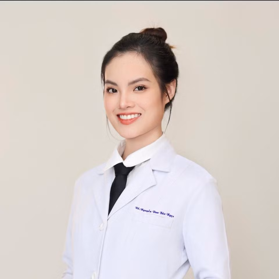 Sunny Đan Ngọc tốt nghiệp ngành Bác sĩ Răng Hàm Mặt tại Đại học Quốc tế Hồng Bàng năm 2024. Trước đó, năm 2022, cô hoàn thành chuyên ngành piano tại Nhạc viện TP HCM. Ảnh: FB Sunny Đan Ngọc.