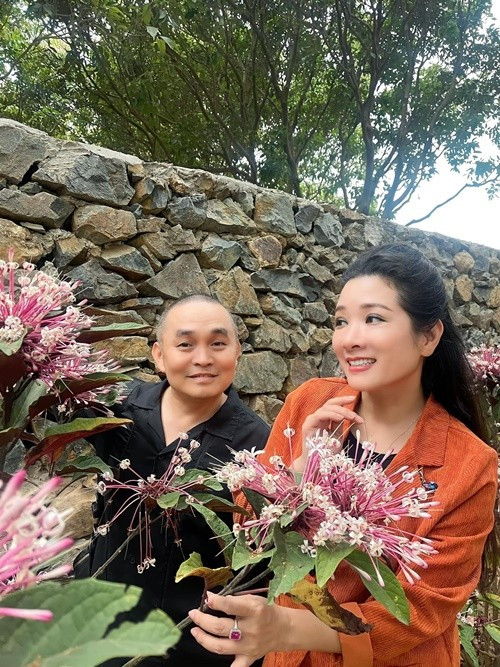 Dù là hàng xóm và thường xuyên có dịp gặp gỡ, Xuân Hinh – Thanh Thanh Hiền vẫn giữ sự chừng mực, tôn trọng nhau cả trong công việc lẫn đời sống riêng. Ảnh: FB Thanh Thanh Hiền.