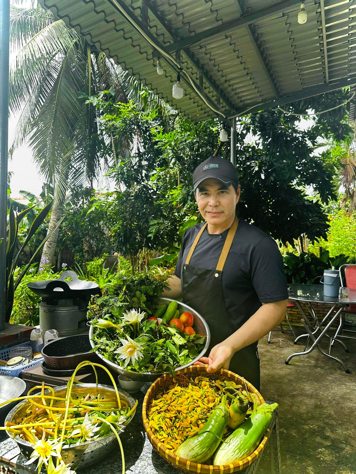 Trong cuộc phỏng vấn với Gia đình &amp; Xã hội, Trung Dũng cho biết, trước khi đóng phim, anh từng muốn học đầu bếp. Nam diễn viên chia sẻ: "Khi diễn viên Cát Tường rủ thi vào trường điện ảnh, tôi đành liều một phen. Được thì tốt, còn không tôi sẽ ra nước ngoài học đầu bếp. Cuối cùng đúng là nghề đã chọn tôi".