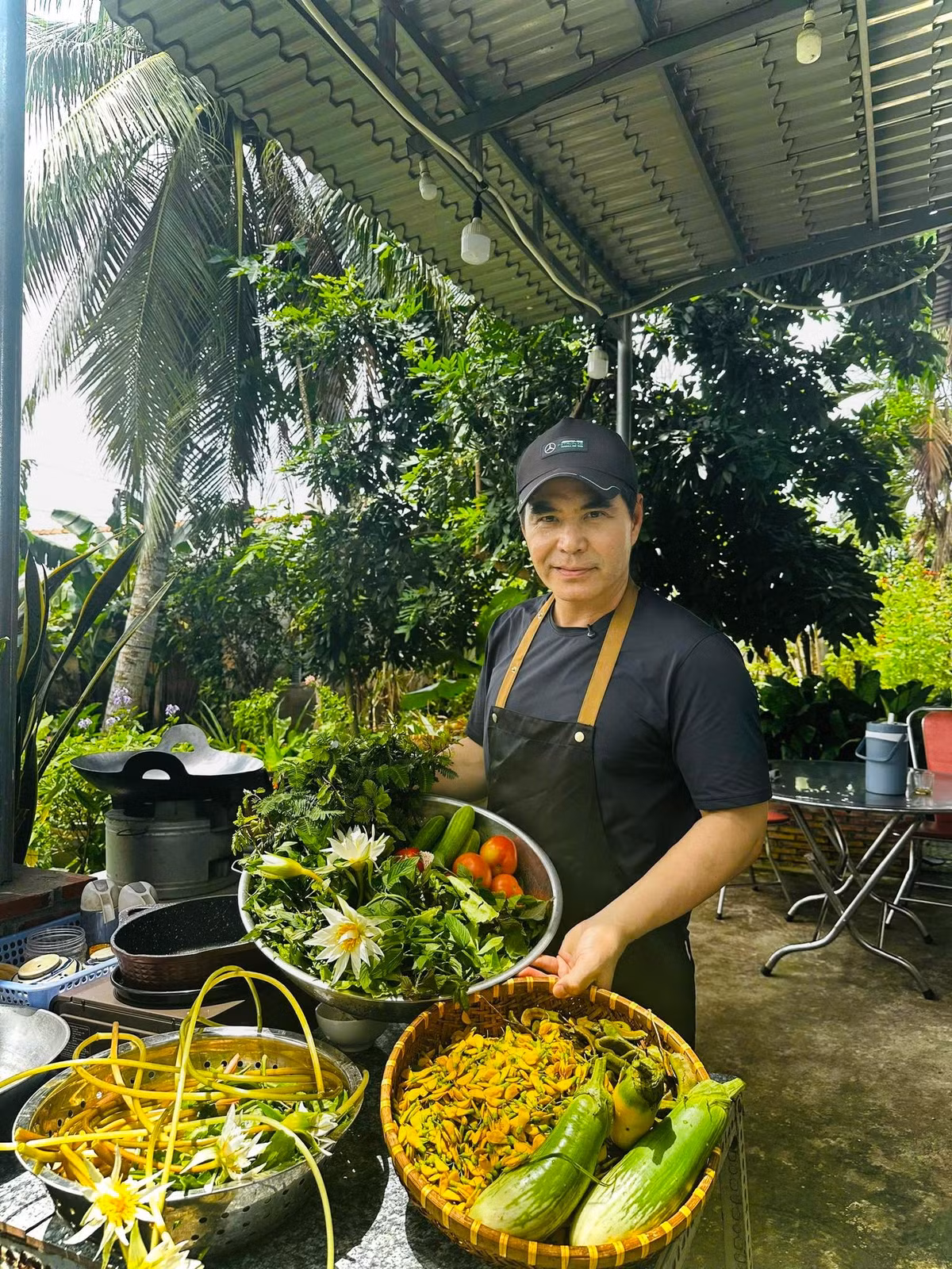 Trong cuộc phỏng vấn với Gia đình &amp; Xã hội, Trung Dũng cho biết, trước khi đóng phim, anh từng muốn học đầu bếp. Nam diễn viên chia sẻ: "Khi diễn viên Cát Tường rủ thi vào trường điện ảnh, tôi đành liều một phen. Được thì tốt, còn không tôi sẽ ra nước ngoài học đầu bếp. Cuối cùng đúng là nghề đã chọn tôi".