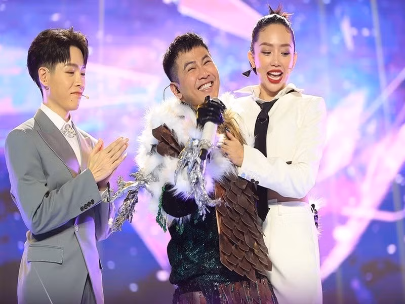 Tuy nhiên, ở Ca sĩ mặt nạ năm 2022, Tóc Tiên bật khóc nức nở và đến ôm đàn anh mà cô luôn trân trọng, yêu thương. Ảnh: Phụ Nữ Việt Nam.