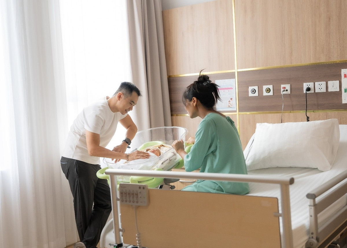 View - Chồng Hoa hậu H’hen Niê khéo chăm con gái | Báo Tri thức và Cuộc sống - TIN TỨC PHỔ BIẾN KIẾN THỨC 24H