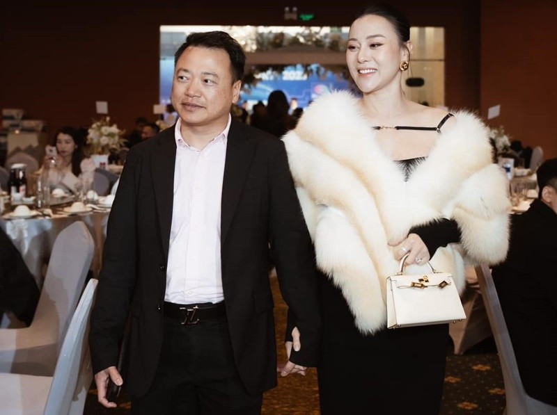 Công an TP Hà Nội vừa ra quyết định khởi tố vụ án, khởi tố bị can đối với Nguyễn Hòa Bình (thường gọi Shark Bình) về tội lừa đảo chiếm đoạt tài sản và vi phạm quy định về kế toán gây hậu quả nghiêm trọng. Hiện tại, mối quan hệ giữa Shark Bình và Phương Oanh vẫn là vợ chồng. Ảnh: Vietnamnet.