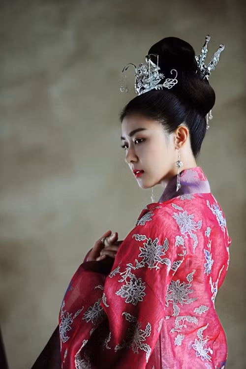 Ha Ji Won được người hâm mộ đặt biệt danh ‘đả nữ’ của làng giải trí Hàn. Theo Người Đưa Tin, cô từng được trả 45.000 USD (hơn 1 tỷ đồng) cho mỗi tập phim truyền hình. Ảnh: Vietnamnet.