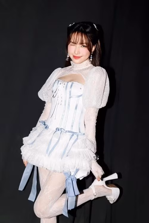 Hòa Minzy khi thì giấu giẹm đôi giày siêu cao, lúc lại khoe thứ vũ khí lợi hại giúp 'ăn gian' chiều cao. Ảnh: Saostar.