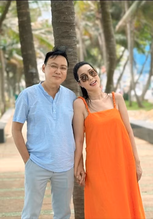 Theo Vietnamnet, doanh nhân Trấn Phương là Việt kiều ở Mỹ, kinh doanh ngành xuất nhập khẩu nhựa. Sau khi kết hôn với Trịnh Kim Chi, anh về Việt Nam định cư. Ảnh: FB Trịnh Kim Chi.