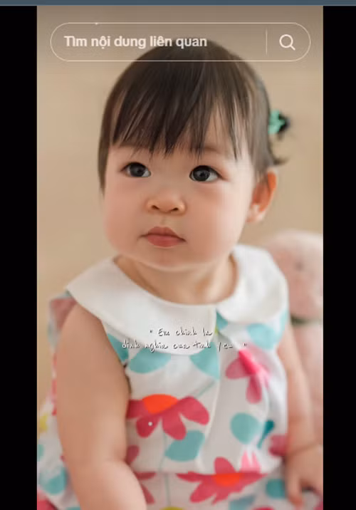 Tháng 7/2024, khi tròn 1 tuổi, con gái Đỗ Mỹ Linh lần đầu lộ diện hoàn toàn sau thời gian được bố mẹ giấu mặt. Ảnh: TikTok Đỗ Mỹ Linh.