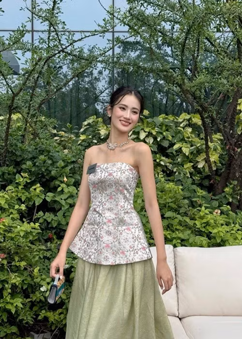 Ý Nhi mang theo khoảng 60 bộ trang phục, liên tục thay đổi phong cách để gây ấn tượng với ban giám khảo. Ảnh: FB Ý Nhi.