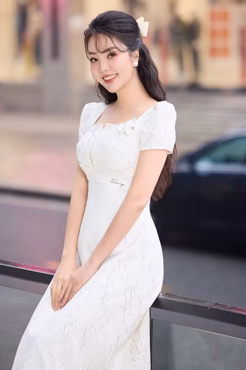 Người đẹp chia sẻ: “Chồng tôi là một người làm kinh tế tốt, đủ để lo cho con cái học hành trường quốc tế. Còn đại gia thì phải là cực giàu, nhà bao nhiêu mảnh đất, rất nhiều xe cộ, tiêu tiền không tiếc tay… Chồng tôi chưa đến độ đấy”. Ảnh: FB Thụy Vân.