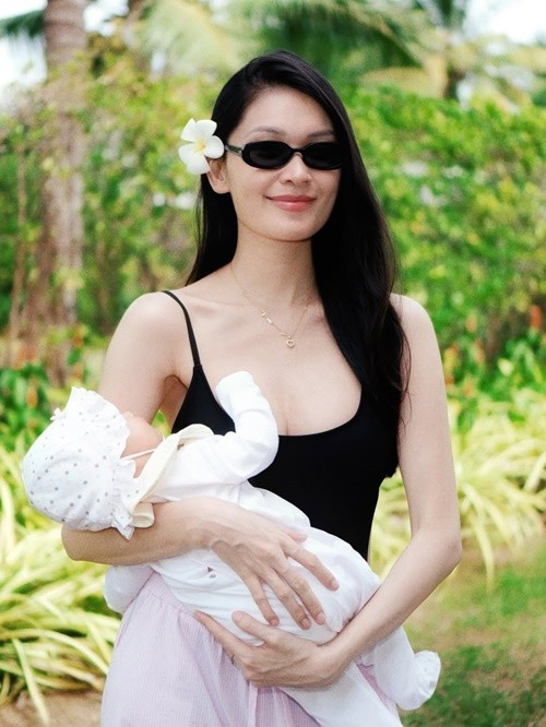 Á hậu Thùy Dung sinh con gái đầu lòng vào năm 2025. Mới đây, người đẹp đăng tải hình ảnh bồng bế thiên thần nhỏ trong một chuyến du lịch cùng gia đình. Ảnh: Instagram Thùy Dung.