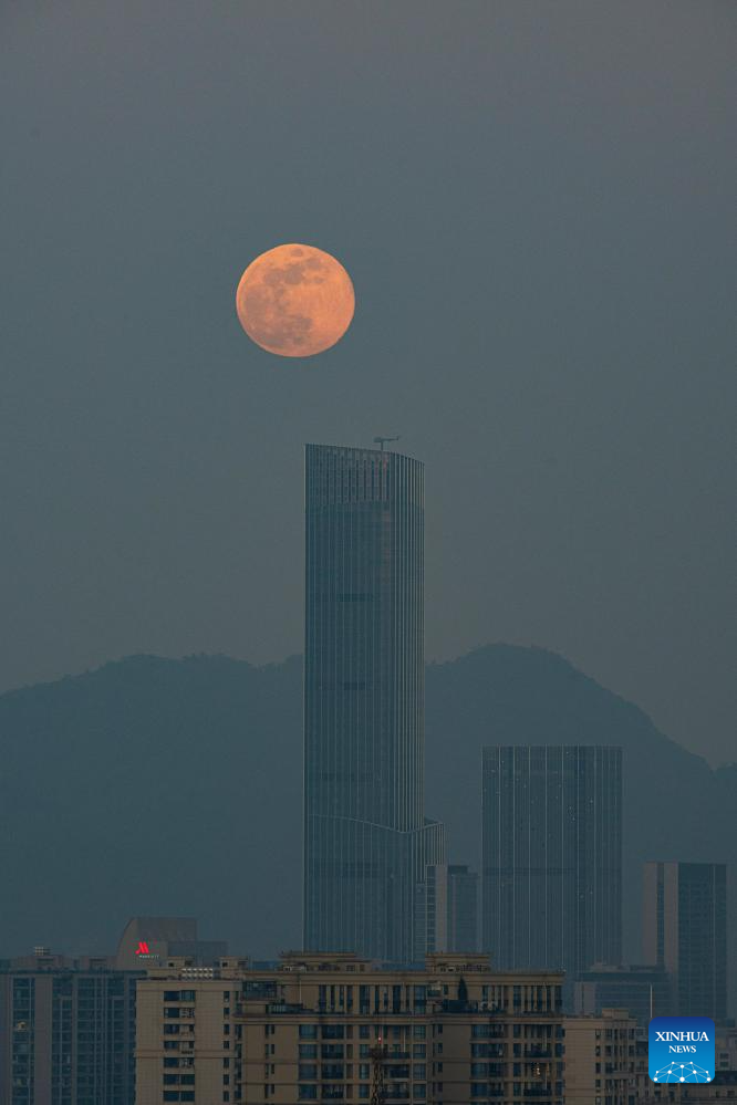 Bức ảnh chụp ngày 3/1/2026 ghi lại hình ảnh Mặt Trăng trên bầu trời thành phố Ôn Châu, tỉnh Chiết Giang, Trung Quốc.