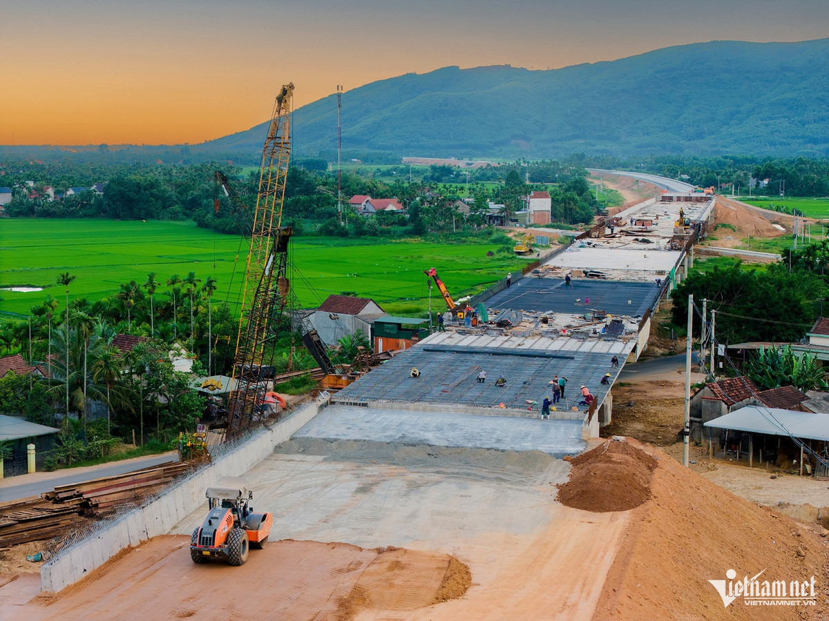 Trên nền đất bazan, từng lớp đất được nén chặt với độ chính xác đến từng centimet. Đội kỹ thuật liên tục kiểm tra cao độ, độ chặt, độ dốc, đảm bảo nền đường đủ điều kiện chuyển giai đoạn. Các hạng mục đắp nền, thảm nhựa, thi công cầu… đều được ưu tiên đẩy nhanh để tránh gián đoạn khi thời tiết bất lợi.