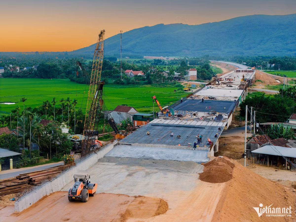 Trên nền đất bazan, từng lớp đất được nén chặt với độ chính xác đến từng centimet. Đội kỹ thuật liên tục kiểm tra cao độ, độ chặt, độ dốc, đảm bảo nền đường đủ điều kiện chuyển giai đoạn. Các hạng mục đắp nền, thảm nhựa, thi công cầu… đều được ưu tiên đẩy nhanh để tránh gián đoạn khi thời tiết bất lợi.