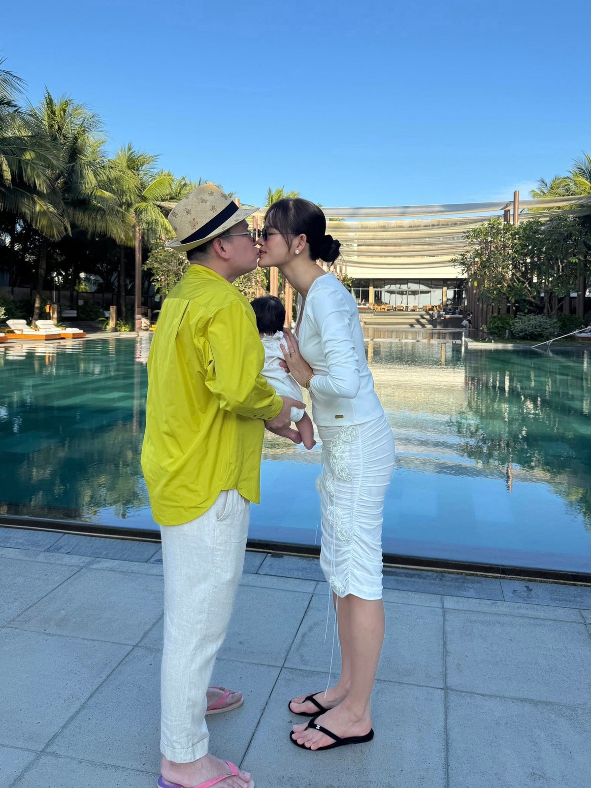 Sự xuất hiện của con gái giúp tổ ấm nhỏ của vợ chồng Tuyết Lan thêm trọn vẹn, mang đến niềm hạnh phúc bình dị cho nữ siêu mẫu.