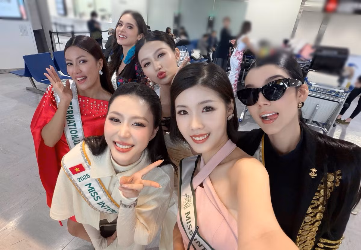 Kiều Duy vừa khoe ảnh gặp gỡ nhiều thí sinh Miss International 2025 ở sân bay. Ảnh: FB Kiều Duy.