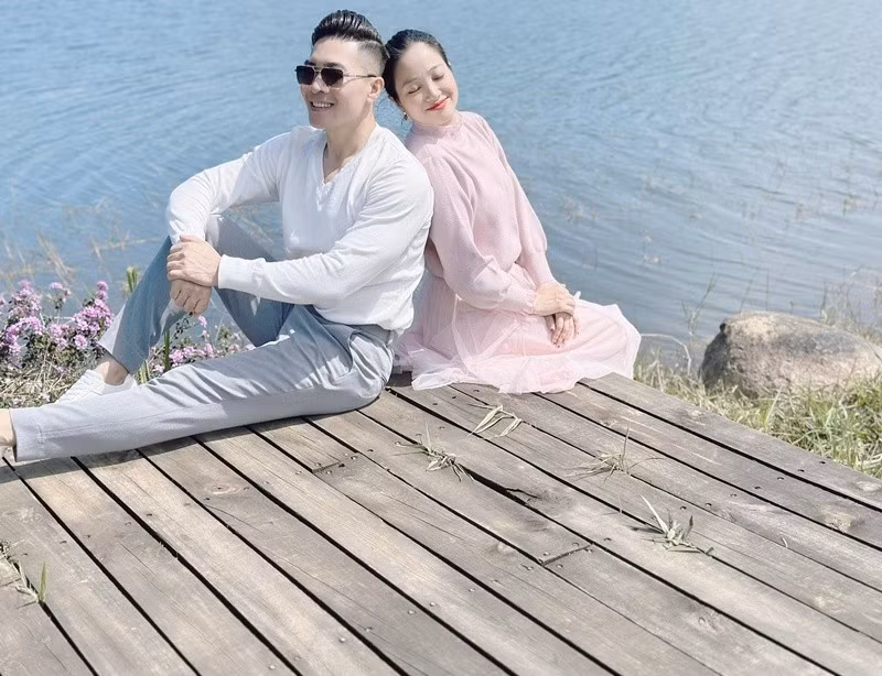 Theo Harper’s Bazaar Việt Nam, ngoài công việc dẫn chương trình, Hồng Phượng phụ giúp Quốc Cơ kinh doanh sản phẩm truyền thống của gia đình. Phía Quốc Cơ đang tập tành kinh doanh.