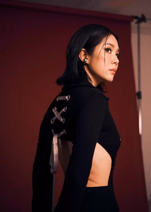 Diện trang phục cắt khoét, Lê Phương khoe trọn vẻ gợi cảm, mê hoặc người đối diện. Ảnh: FB Lê Phương.