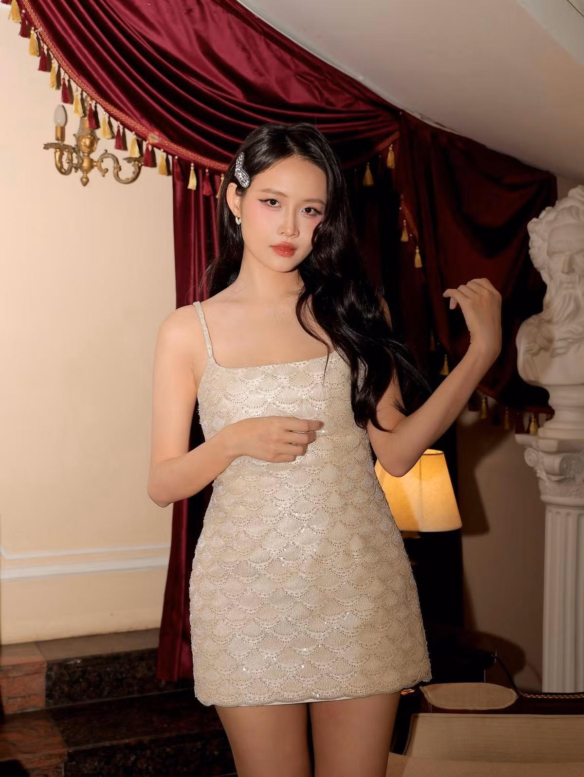 Chia sẻ loạt ảnh mới nhất, Trương Mỹ Nhân viết trên trang cá nhân: "Tăng vài kg là bị đồn có bầu".