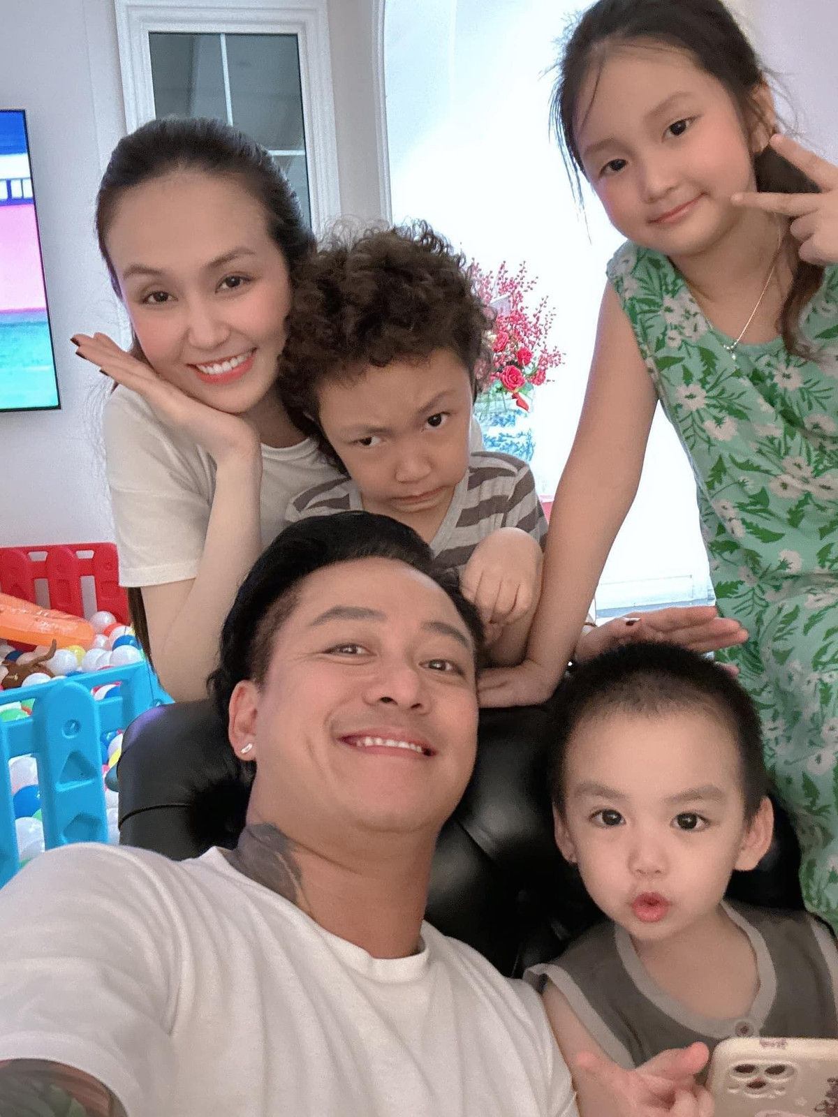 Mỗi khi đi lưu diễn xa, Tuấn Hưng cho biết anh luôn nhớ nhà. Nam ca sĩ từng tâm sự, khi bước lên sân khấu, mọi nỗi nhớ được tạm gác lại để dành trọn cảm xúc cho âm nhạc, nhưng trong những khoảng lặng, gia đình vẫn là điều anh hướng về.