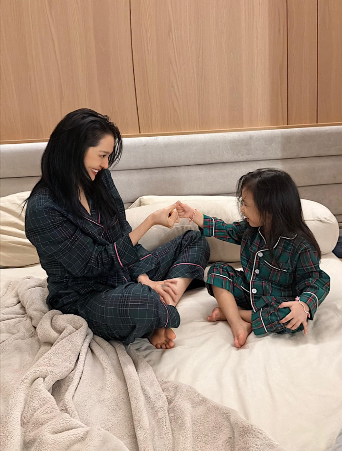 Hành trình làm mẹ mang đến cho Bảo Anh sự chín chắn, điềm tĩnh và sâu sắc hơn. Cô không giấu niềm vui khi được chứng kiến con lớn lên từng ngày, tự tay chăm sóc và đồng hành cùng con trong những năm tháng đầu đời. Ảnh: FB Bảo Anh.