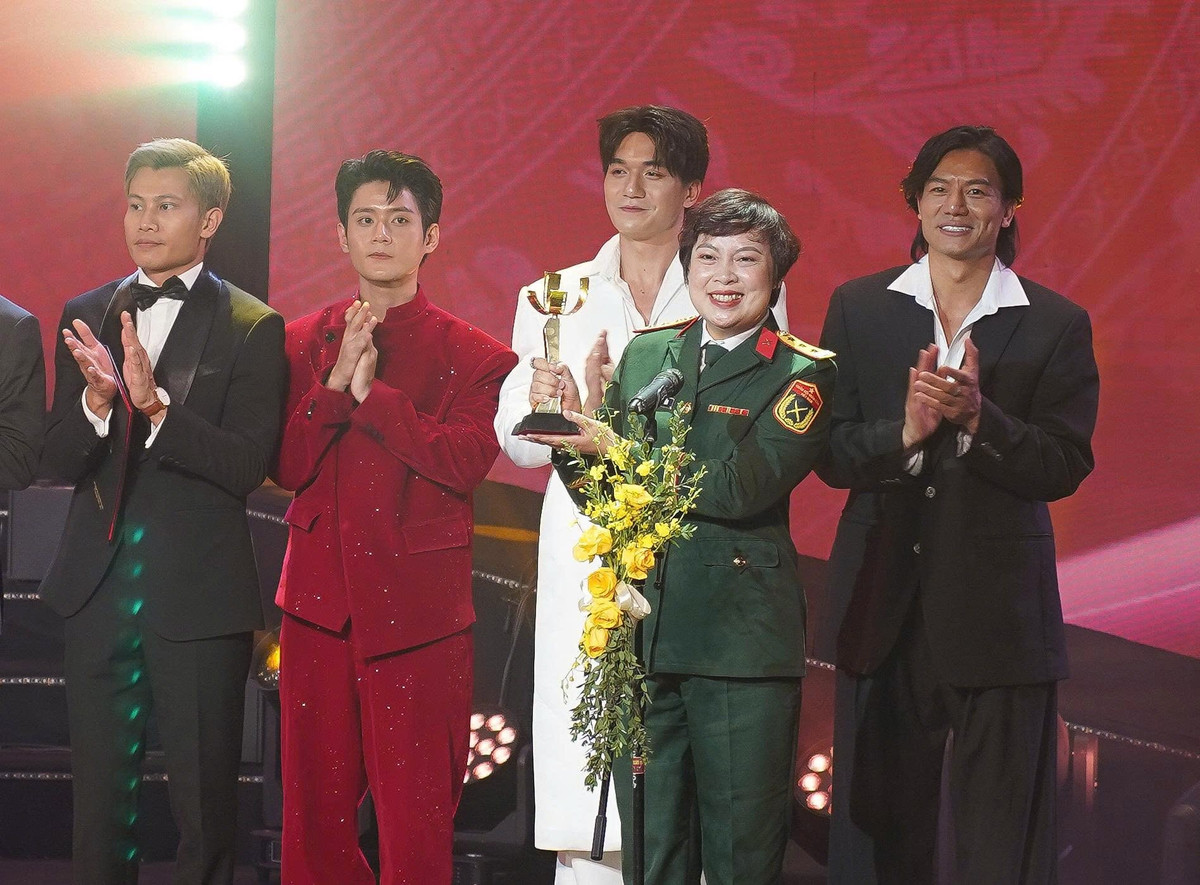 View - Phim Mưa đỏ giành giải Bông Sen Vàng ở Liên hoan phim Việt Nam | Báo Tri thức và Cuộc sống - TIN TỨC PHỔ BIẾN KIẾN THỨC 24H