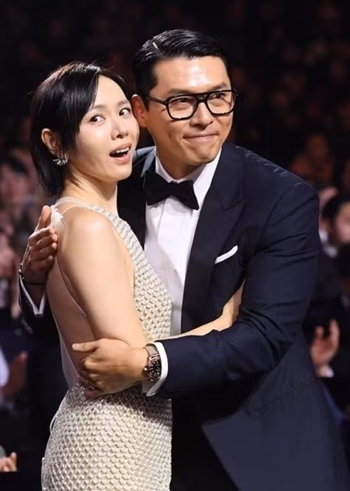 Theo Vietnamnet, Son Ye Jin cũng nhắc đến chồng con khi nhận giải. Cô chia sẻ: “Tôi muốn gửi niềm vui này đến hai người đàn ông tôi yêu thương nhất, Kim Tae Pyung (tên thật của Hyun Bin) và con trai Woojin của chúng tôi”. Ảnh: Phụ Nữ Việt Nam.