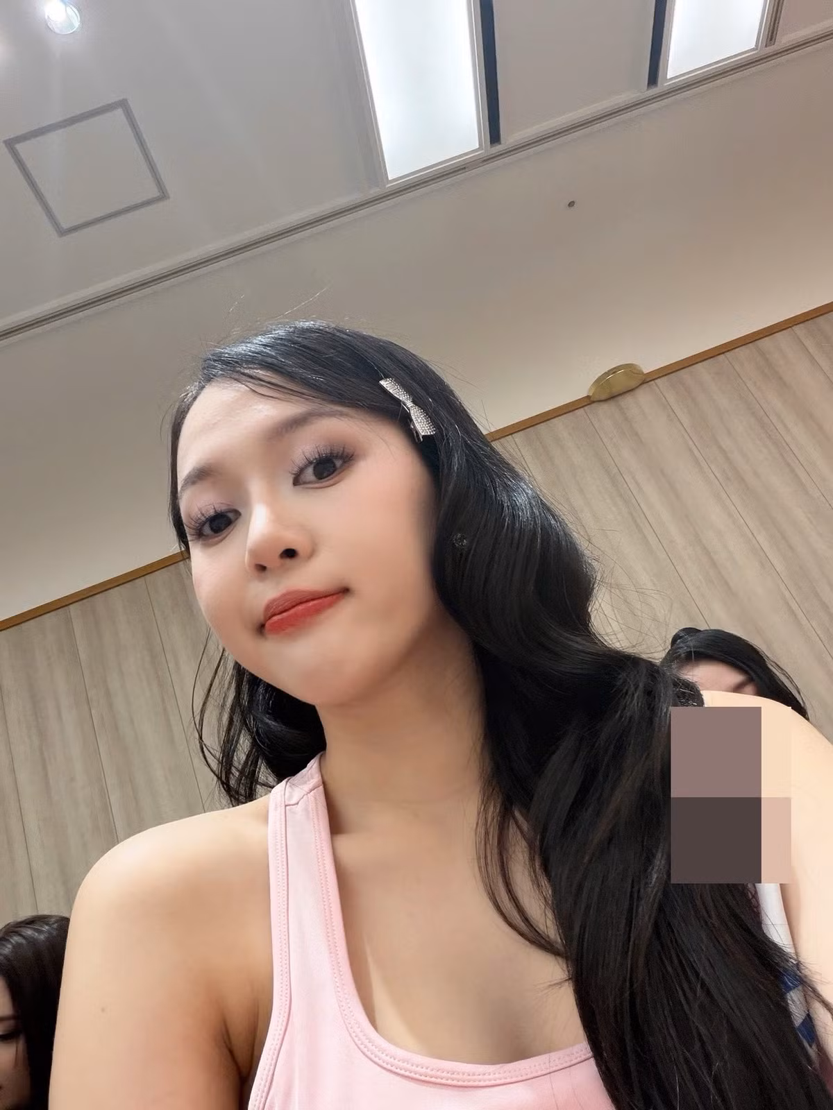 Kiều Duy diện trang phục năng động cho buổi tập luyện. Ngoài ra, cô chọn lối trang điểm ngọt ngào.