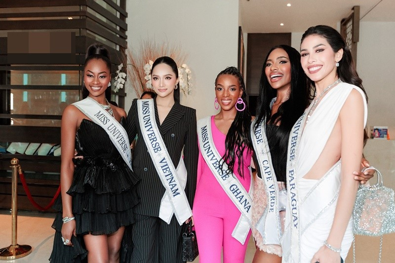 Đại diện Việt Nam đọ sắc các mỹ nhân Ghana, Paraguay, Cape Verde. Ảnh: FB Hương Giang.