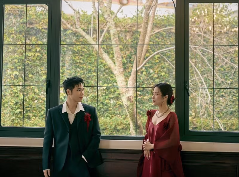 Trước thềm đám cưới, Phúc Du đăng tải hình ảnh bạn đời. Nam ca sĩ lần đầu tiết lộ, cả hai là bạn học trong 7 năm, trở thành người thương trong 7 năm. Giờ đây, cả hai trở thành bạn đời. Ảnh: FB Phúc Du.