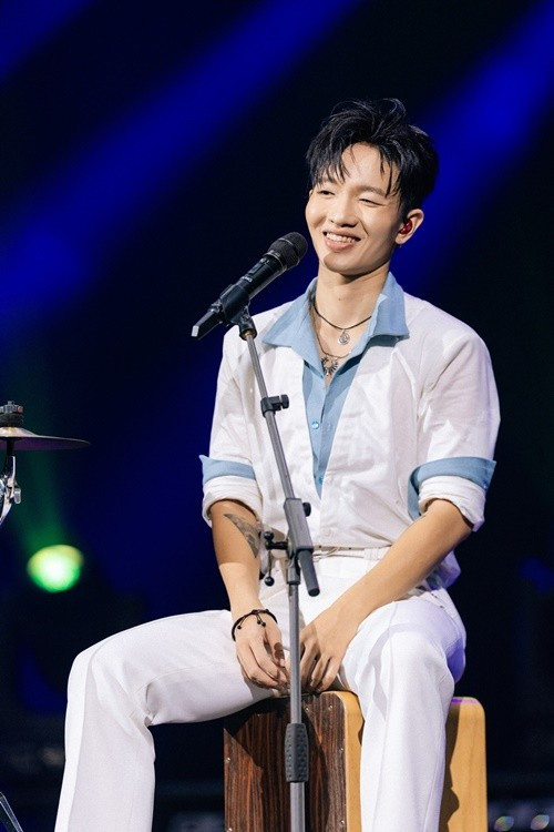 Với giọng hát giàu cảm xúc cùng khả năng sáng tác, Hoàng Dũng được xem là một trong những gương mặt tiêu biểu của thế hệ ca sĩ - nhạc sĩ trong V-pop hiện nay.