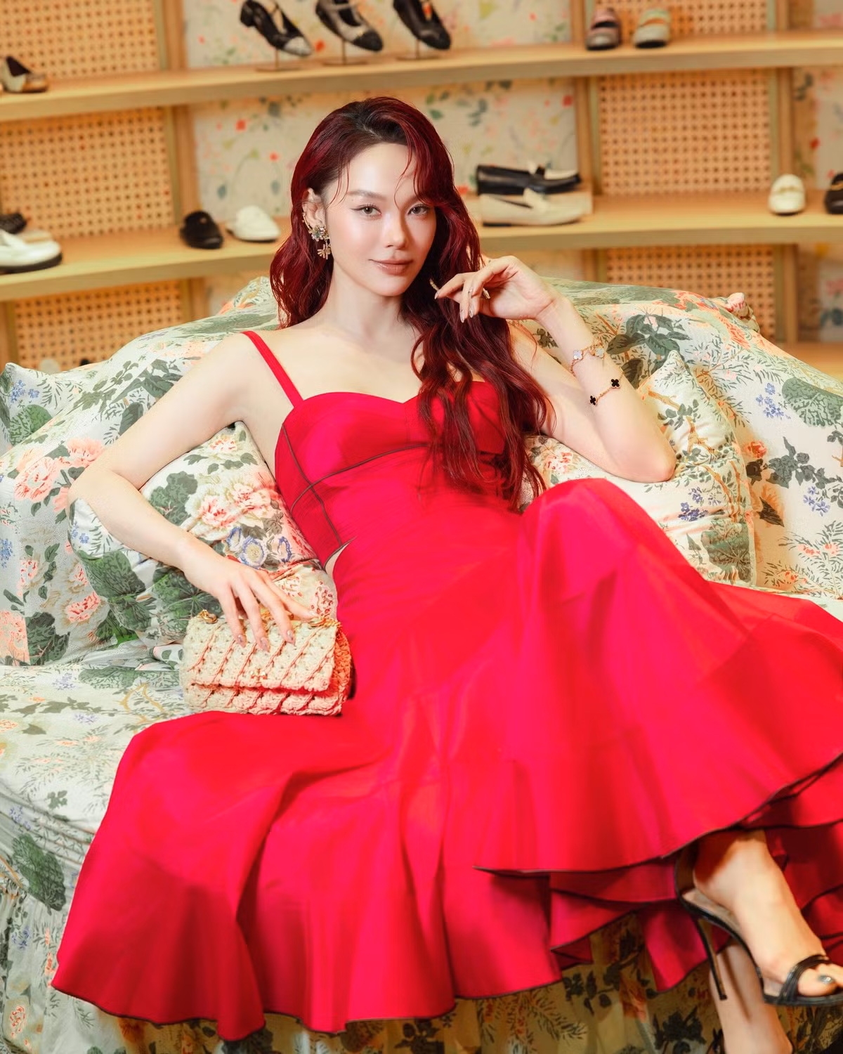 Ngoài ca hát, đóng phim, Minh Hằng còn đắt show quảng cáo. Ảnh: Instagram Minh Hằng.