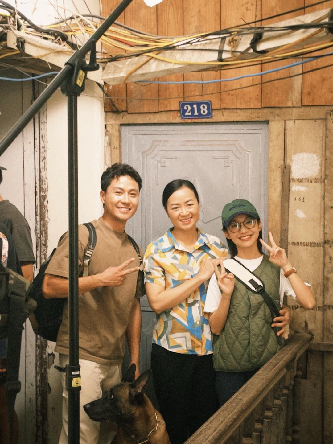 Theo Pháp Luật Xã Hội, sự kết hợp giữa Thanh Sơn và Hoàng Hà trong Đồng hồ đếm ngược mang đến cảm giác mới mẻ bởi Thanh Sơn là nam diễn viên đã quen mặt với khán giả truyền hình, Hoàng Hà là gương mặt trẻ có khả năng diễn nội tâm, tạo nên sự cân bằng giữa trải nghiệm và sức bật mới. Ảnh: FB Hoàng Hà.