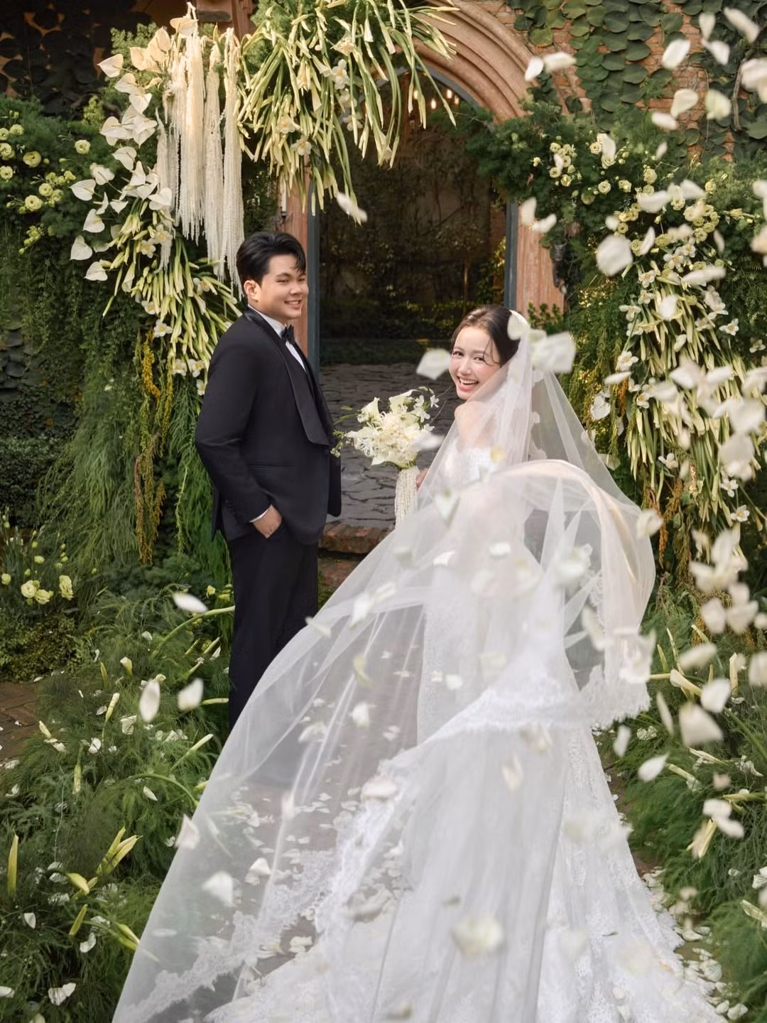 Phụ kiện voan cài tóc dài kết hợp lối trang điểm tông hồng đất tạo nên tổng thể vừa hoài cổ, vừa hiện đại.