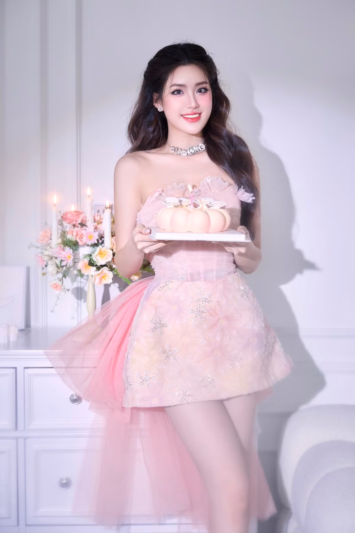 Hà Kiều Anh còn nhấn mạnh: "Phương Oanh có trình độ tiếng Anh xuất sắc với IELTS 7.5. Khả năng ứng xử hay và thông minh, đây là yếu tố quan trọng để thuyết phục ban giám khảo”. Ảnh: FB Phương Oanh