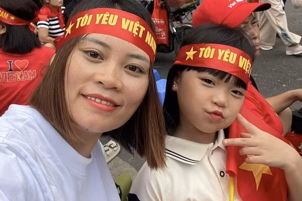 Chị Vi, quê ở Bắc Giang (cũ) có mặt tại phố Hàng Cháo từ sáng 1/9 để tìm chỗ ngồi. Chị chia sẻ: “Tôi và bé gái lên Hà Nội từ hôm qua, hôm nay ra xếp chỗ sớm để chắc chắn ngày mai sẽ được tận mắt nhìn thấy đoàn diễu binh. Cả đời chỉ có vài dịp như thế này, nên dù mệt hay trời mưa gió, chúng tôi cũng rất háo hức và thấy may mắn khi có cơ hội chứng kiến không khí trang nghiêm ấy”.