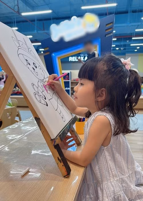 Bé Sol còn tham gia chương trình Thử thách lớn khôn mùa 2 và làm người mẫu nhí. Ảnh: FB Mẹ An và bé Sol.