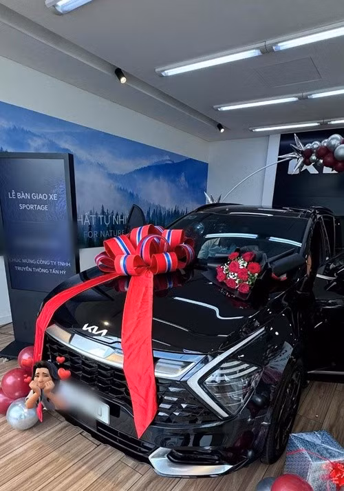 Minh Tú đã có bằng lái ô tô trong năm 2025. Vì vậy, cô tậu xe mới để tự lái. Ảnh: FB Minh Tú.