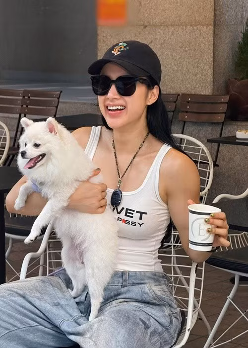 Ngoại hình đô con, phong cách tomboy của Angela Phương Trinh khiến nhiều người bất ngờ. Ảnh: Instagram Angela Phương Trinh.